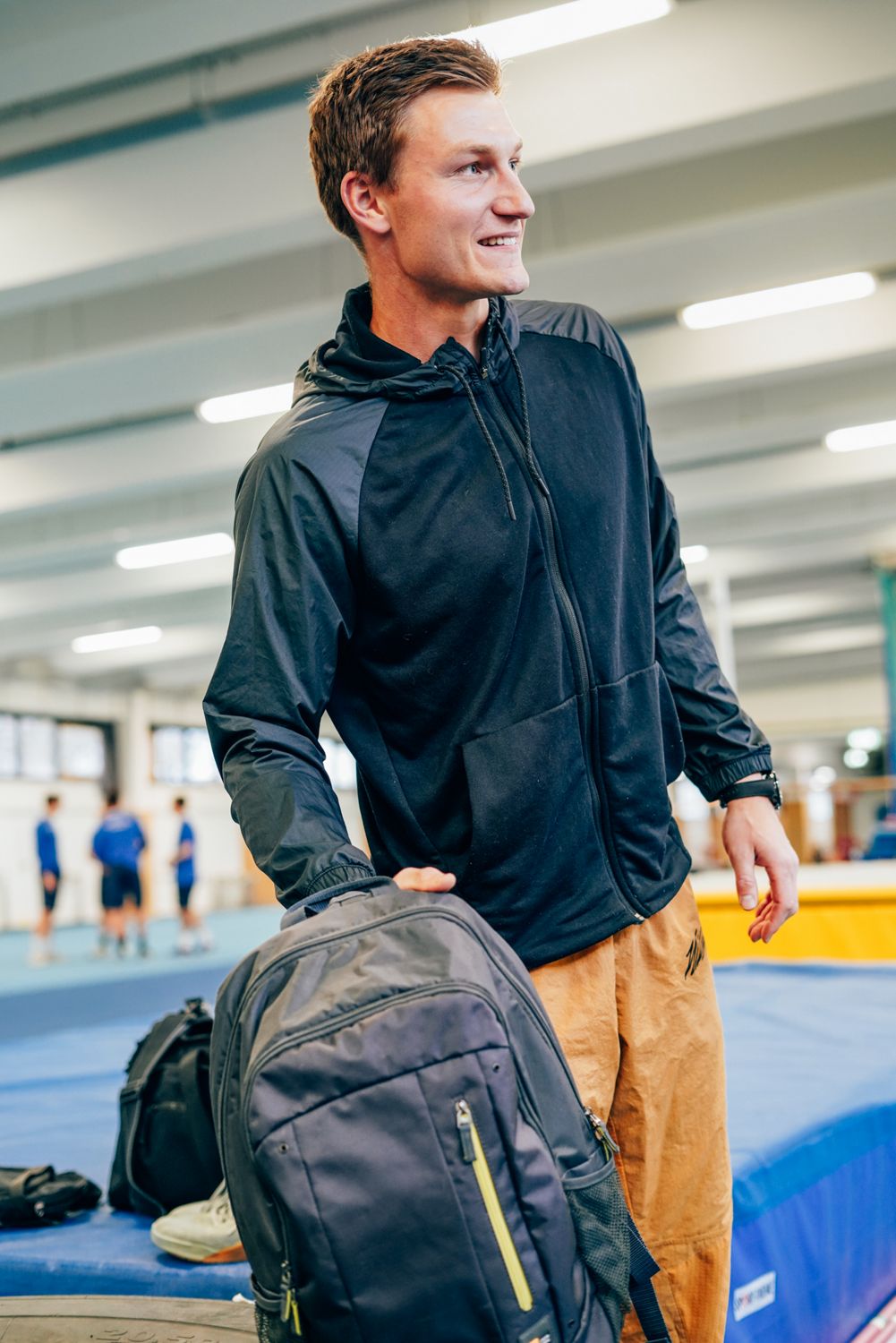 Thomas Röhler mit Dyson Rucksack